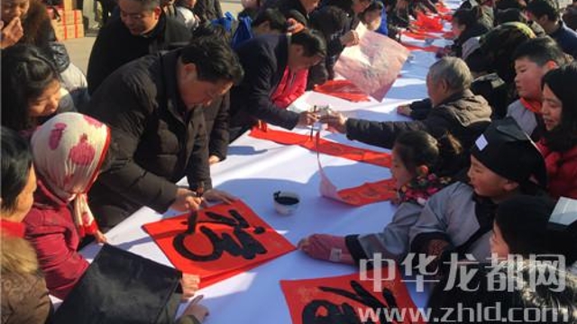 書(shū)法家揮毫送“?！?眾市民喜領(lǐng)春聯(lián)