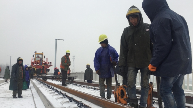 致敬！風(fēng)雪中的高鐵建設(shè)者