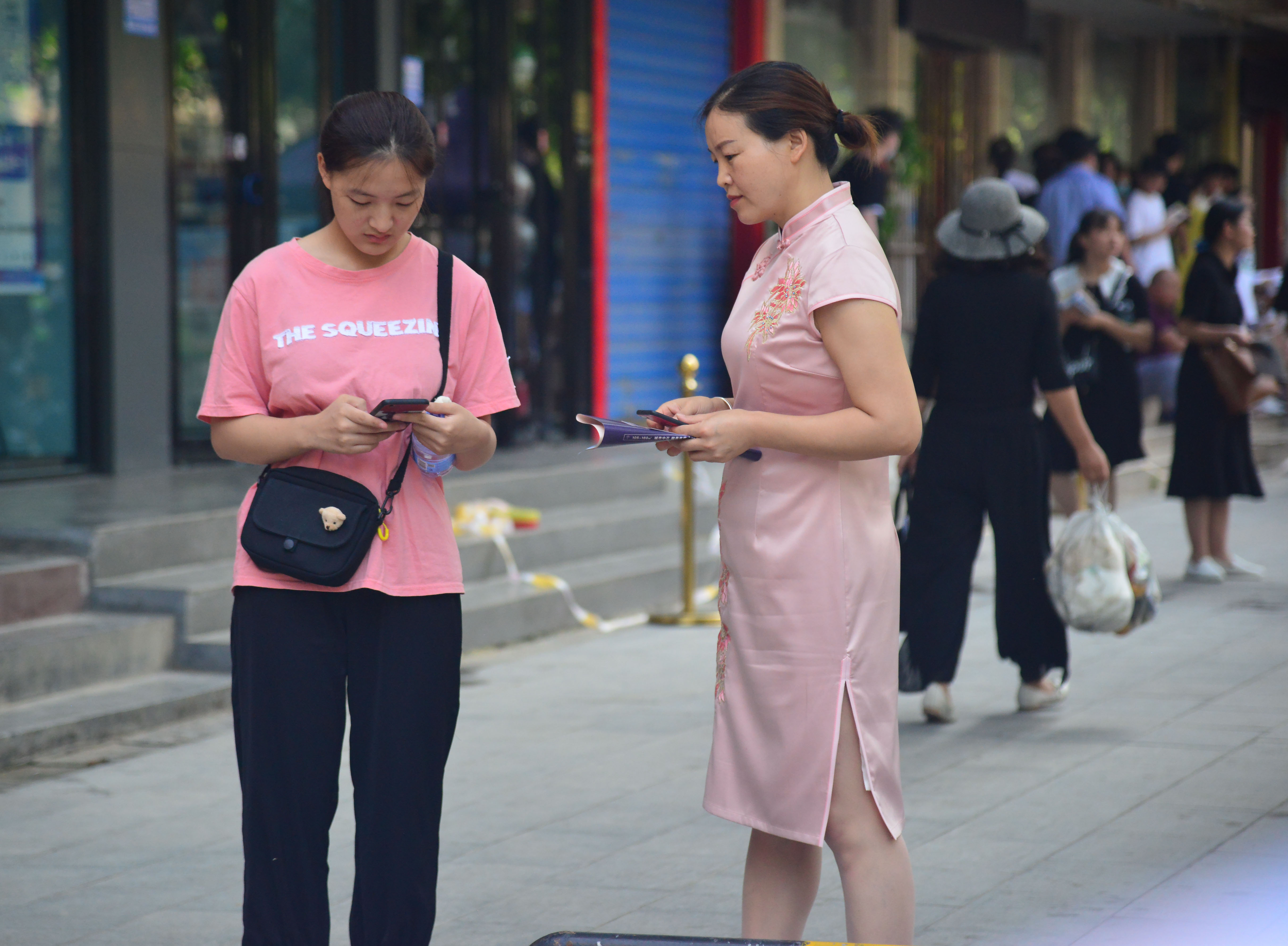 旗開得勝！高考考場外的旗袍媽媽們