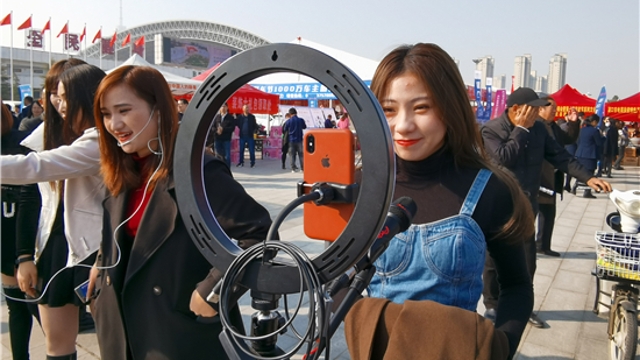 網(wǎng)紅是周口市電商扶貧特色產品展銷會暨第一屆讀者節(jié)系列文化活動靚點之一