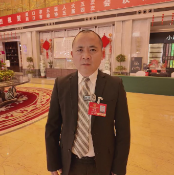 讓每個(gè)孩子身上有汗，眼里有光，一生向陽(yáng)