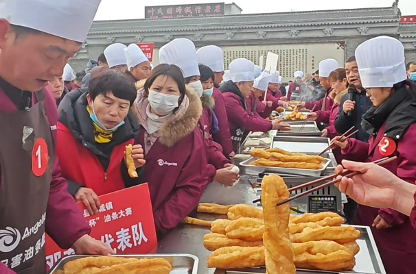 一口酥脆年味濃！鄧城油條大賽燃動新春